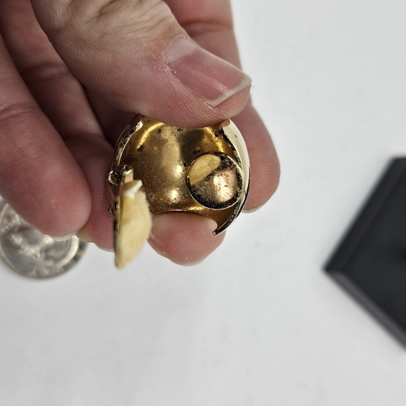 vintage bergere gold tone domed clip on earrings - Picture 8 of 8